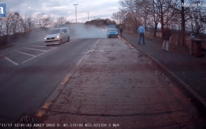 Thấy xe bốc cháy bên vệ đường, người đàn ông làm điều này khiến ai cũng nể phục Ảnh 2