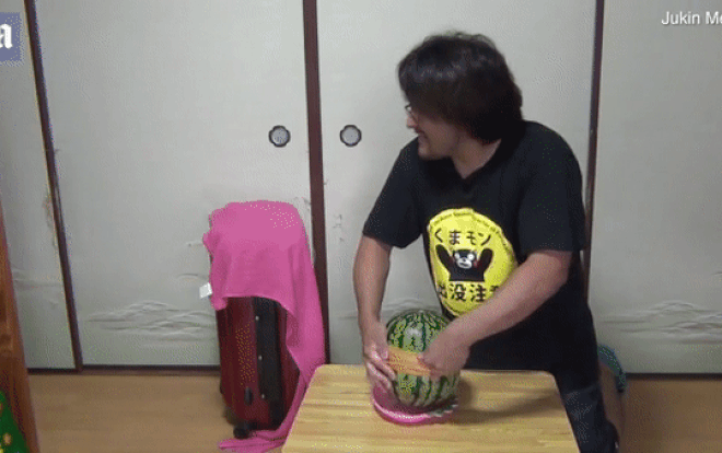 Bày trò 'nghịch dại' cho nổ quả dưa hấu, ông bố nhận cái kết đắng Ảnh 2