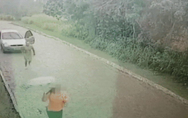 Gã đàn ông khỏa thân rình rập phụ nữ gây phẫn nộ Ảnh 2