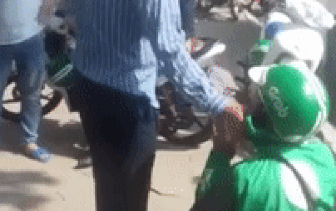 Clip: Nam thanh niên mặc áo Grab 'vặt' trộm gương ô tô Lexus, không ngờ tài xế vẫn ngồi trong xe bắt quả tang Ảnh 2