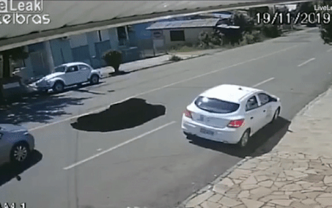 Hố tử thần hình thành trong tích tắc 'nuốt chửng' ô tô Ảnh 2