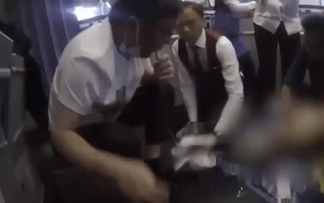 Hai bác sĩ dùng miệng hút nước tiểu, cứu sống cụ ông 70 tuổi trên máy bay Ảnh 2