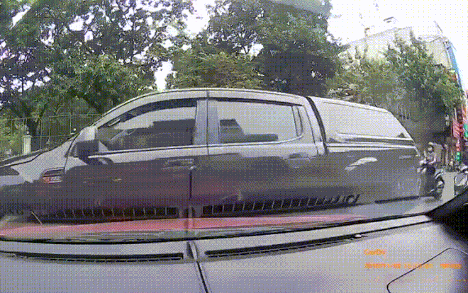 Tài xế xe bán tải nhổ nước bọt ‘dằn mặt’ ô tô quay đầu khiến cư dân mạng bức xúc Ảnh 2