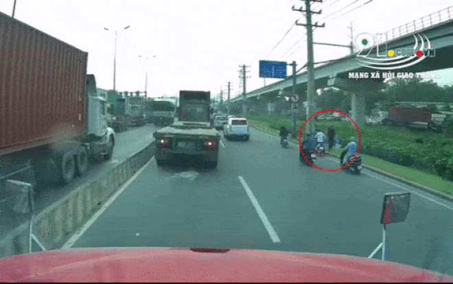 Hai thanh niên ‘hổ báo’, liên tục ném đá vào container trên xa lộ Hà Nội Ảnh 2