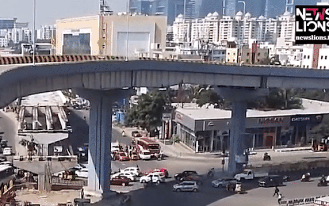 Ô tô lao từ cầu vượt xuống đường trúng đám đông làm chết người Ảnh 2