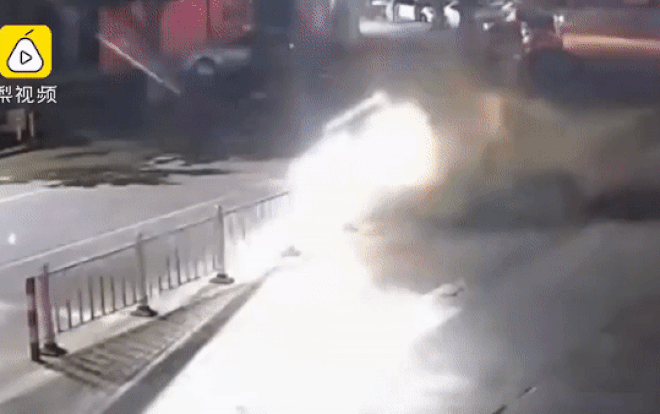 Sử dụng điện thoại khi đang lái xe, người phụ nữ gây tai nạn kinh hoàng Ảnh 2