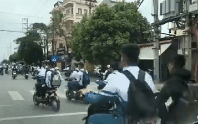 Clip: Hàng chục học sinh chạy xe đạp điện, 'lũ lượt' vượt đèn đỏ khiến nhiều người tham gia giao thông bức xúc Ảnh 2