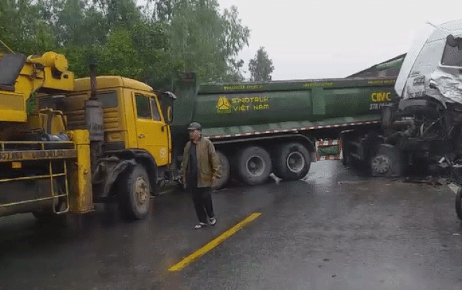 Tai nạn liên hoàn giữa xe container, 3 tài xế bị thương Ảnh 2