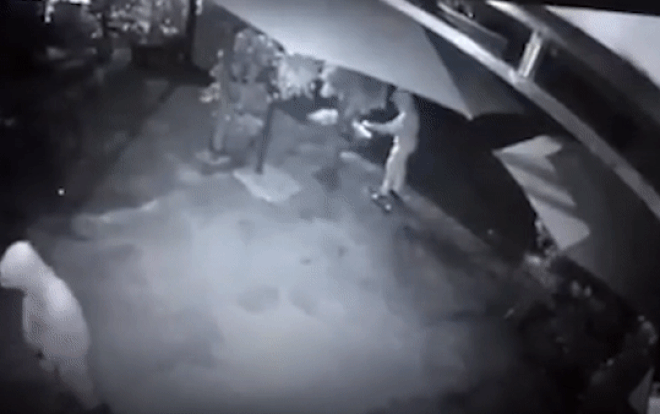 Qua camera, người đàn ông tá hóa phát hiện 2 đối tượng lạ mặt nghi tưới xăng rồi châm lửa đốt nhà mình lúc nửa đêm Ảnh 2