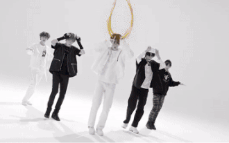 TXT 'đánh úp' fan với MV mới: Bạn chọn team thiên thần hay ác quỷ? Ảnh 2