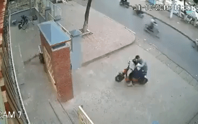 Clip: Thấy nữ sinh đứng một mình trước cổng trường, nam thanh niên ăn mặc bảnh bao tiến lại gần rồi bất ngờ 'sàm sỡ' khiến nhiều người bức xúc Ảnh 2