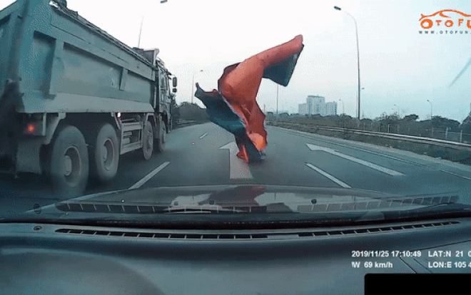 Clip: Tấm bạt phủ trên xe tải bất ngờ bay che kín ô tô đi phía sau, CĐM thở phào khen ngợi tài xế xử lý quá bình tĩnh Ảnh 2