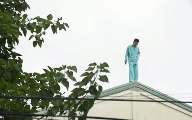 Sau khi đu đưa trên tầng 23 khách sạn rồi tự cắt 'của quý', người đàn ông lại tiếp tục leo lên nóc bệnh viện la hét lần 2 Ảnh 2