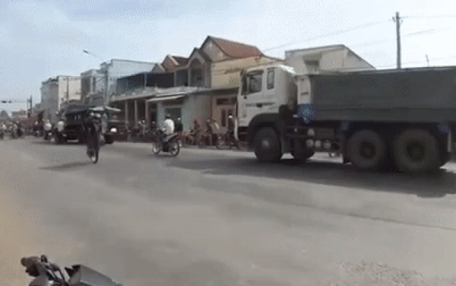 Clip: Thanh niên ngã sấp mặt, văng xa nhiều mét sau cú bốc đầu xe máy giữa đường phố đông đúc Ảnh 2