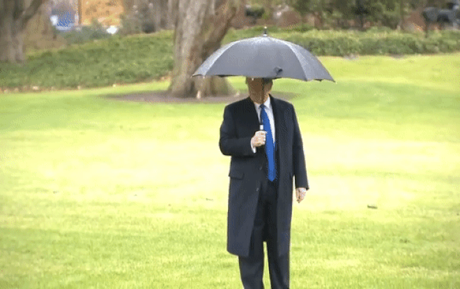 Ông Trump 'bỏ quên vợ' khi lên trực thăng Ảnh 2