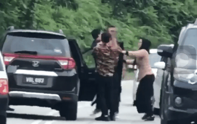 Tranh nhau đường đi giữa lúc kẹt xe đỉnh điểm, hai bên oan gia hỗn chiến gay gắt Ảnh 2