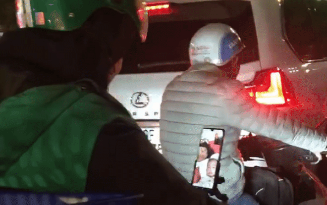 Tan chảy trước khoảnh khắc tài xế công nghệ video call với vợ con trong lúc dừng chờ đèn đỏ Ảnh 2