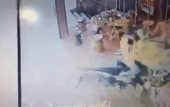 Clip: 2 thanh niên phóng xe máy với tốc độ cao, bất ngờ mất lái vỡ kính cửa hàng tạp hóa ven đường Ảnh 2