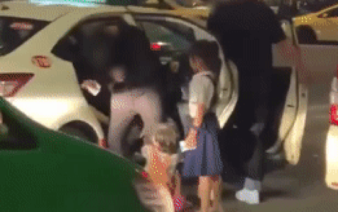 Clip 2 bé gái ôm chân và đấm đá nhóm du khách ở Sài Gòn vì không cho tiền, hành động cuối cùng khiến dân tình lắc đầu ngao ngán Ảnh 2