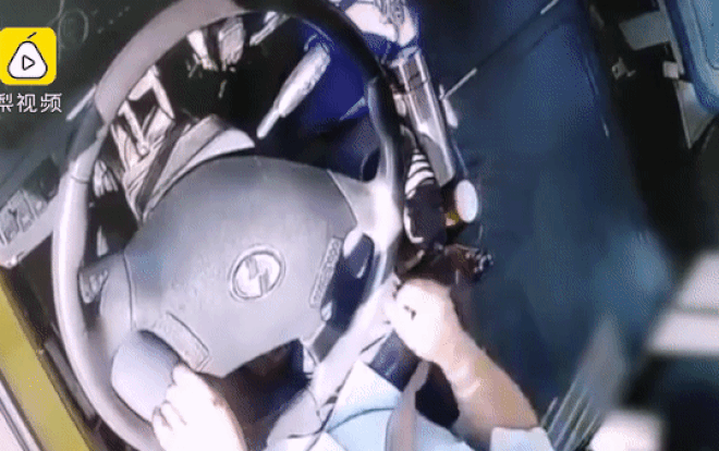 Hành khách cướp tay lái của tài xế xe buýt suýt gây tai nạn kinh hoàng Ảnh 2