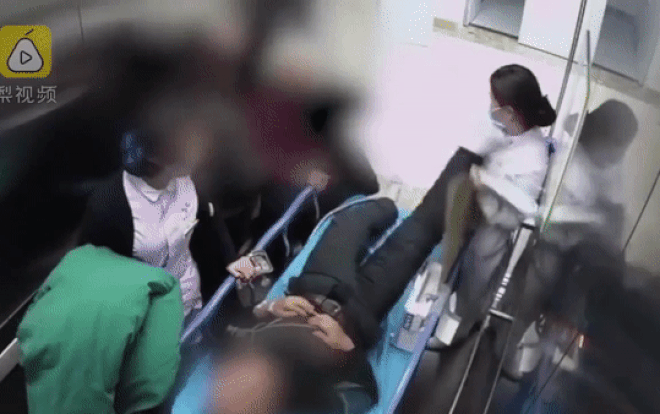 Liên tục bị bệnh nhân đạp vào người nhưng hành động này của y tá khiến ai cũng nể phục Ảnh 2