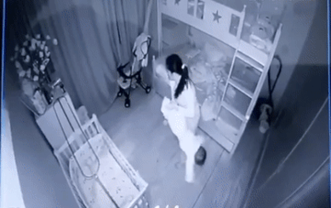 Vụ bé 14 tháng tuổi bị người giúp việc xách ngược chân lắc qua lắc lại: 'Đến giờ gia đình vẫn không dám xem lại video' Ảnh 2