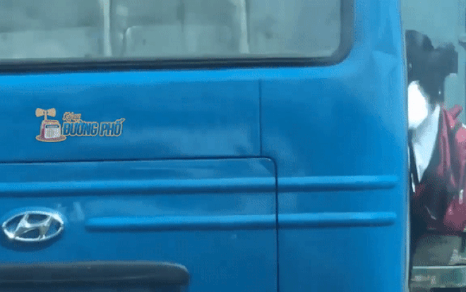 Clip: Hãi hùng cảnh tượng nữ sinh bám trên cửa xe ô tô khách đang chạy bon bon trên đường Ảnh 2