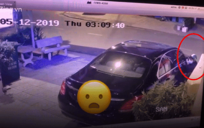 Clip: Nam thanh niên bẻ gương ô tô Mercedes lúc rạng sáng chỉ trong tích tắc Ảnh 2