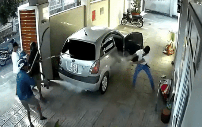 Thanh niên một mình chống trả giữa vòng vây nhóm côn đồ Ảnh 2