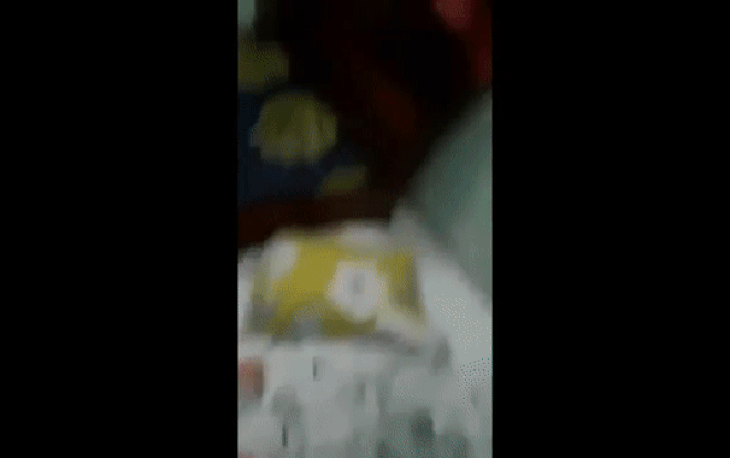 Clip: Cha thẳng tay quăng quật con gái 1 tuổi tại phòng trọ khiến nhiều người phẫn nộ Ảnh 2