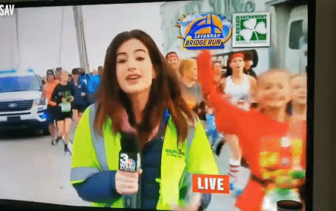 Nữ phóng viên bị vỗ mông ngay trên sóng trực tiếp Ảnh 2