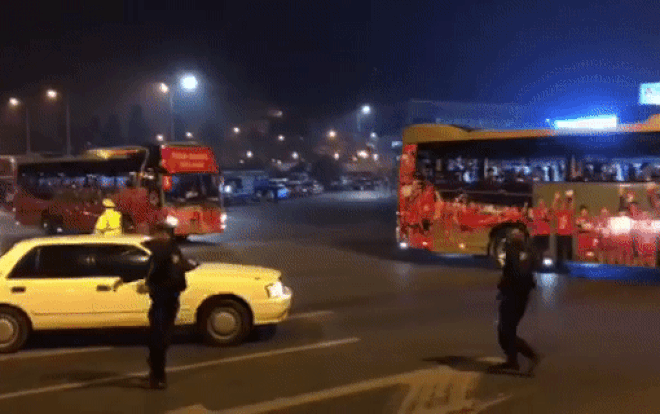 Chùm ảnh: Xe buýt đưa đoàn thể thao Việt Nam rời sân bay Nội Bài trong sự chào đón nồng nhiệt của hàng trăm người hâm mộ Ảnh 2