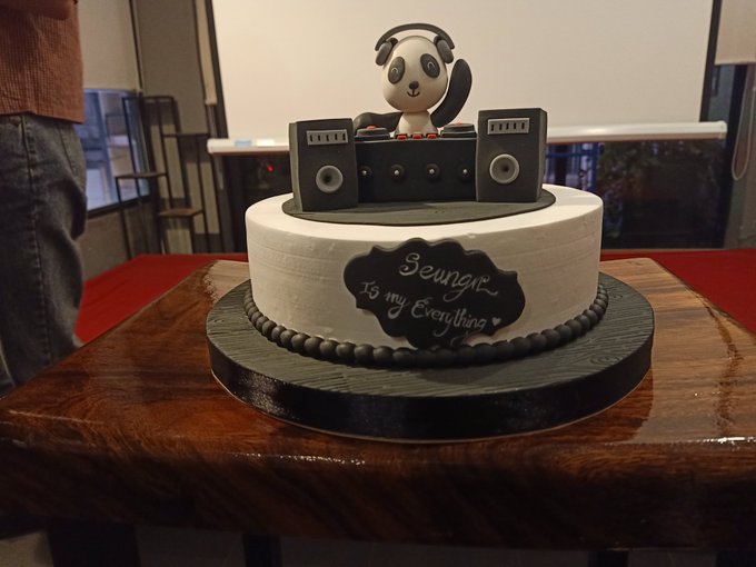 Bánh sinh nhật bàn nhạc DJ đẹp ấn tượng tặng bạn trai nam tính 8352  Bánh  fondant