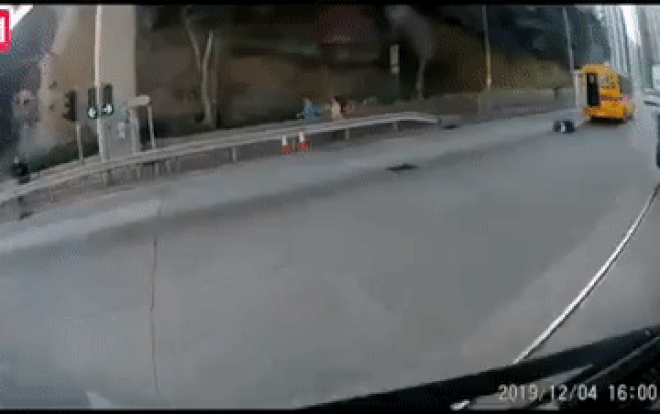 Cảnh quay học sinh bị rơi khỏi xe buýt đưa đón đang đi trên đường gây sốc Ảnh 2