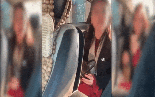 Tranh cãi dữ dội giữa nam tài xế và vị khách nữ chỉ vì việc đóng mở cửa xe Ảnh 2