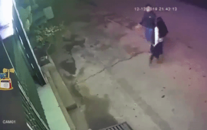 Cãi nhau với bạn gái, thanh niên lấy gạch đập thẳng vào đầu rồi vờ lăn đùng ra ngất và cái kết 'không nhịn được cười' Ảnh 2