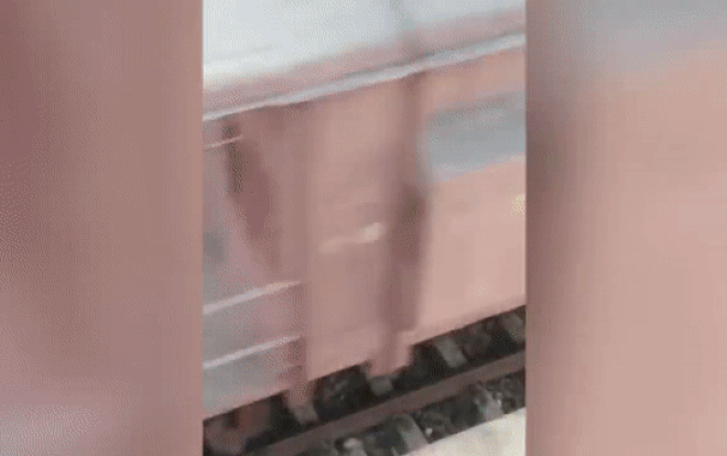 'Đứng tim' khoảnh khắc bé trai ôm chặt đường ray thoát chết khi tàu chạy ngang qua Ảnh 2