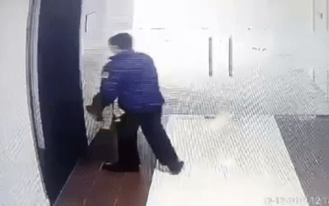 Người đàn ông vô tư tiểu bậy ngay trong hành lang chung cư cao cấp khiến cộng đồng mạng bức xúc Ảnh 2