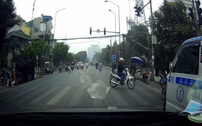 Clip nữ sinh liều lĩnh vượt đèn đỏ, tông phải người đi xe máy khiến cư dân mạng 'thót tim' Ảnh 2