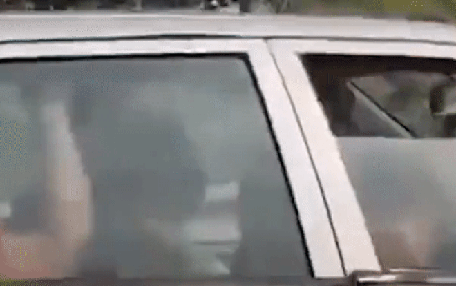 Bé trai 10 tuổi liều lĩnh lái xe ô tô gây 'choáng' Ảnh 2