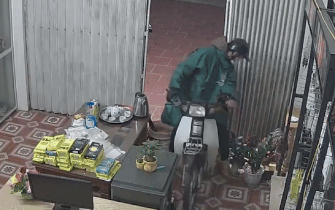Clip: Người đàn ông mặc áo mưa ngang nhiên phá khóa cửa rồi dắt trộm xe máy Ảnh 2
