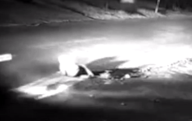 Ông cụ bị 3 chiếc xe liên tiếp đâm phải, thái độ của tài xế khiến ai nấy đều căm phẫn Ảnh 2