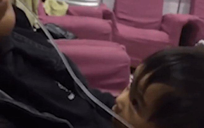 Cha ngậm ống truyền dịch suốt 4 tiếng vì sợ con gái bị lạnh khiến dân tình cảm động Ảnh 2