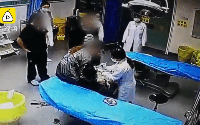 Đang được sơ cứu, nam thanh niên còn sàm sỡ nữ bác sĩ Ảnh 2