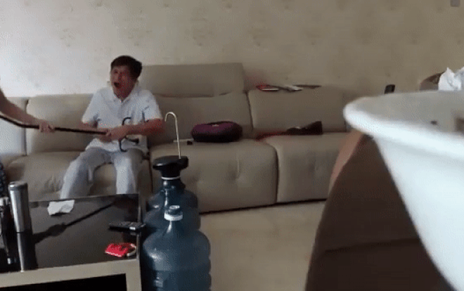 Chăm sóc chồng già bị bệnh Alzheimer, vợ trẻ bực tức hành động điên cuồng Ảnh 2