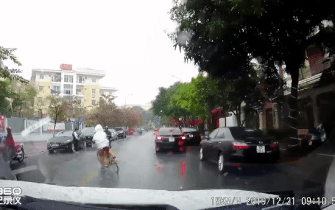 Clip: Pha ‘biểu diễn’ xe đạp suýt gây tai nạn nghiêm trọng của cậu bé khiến nhiều người giật mình Ảnh 2