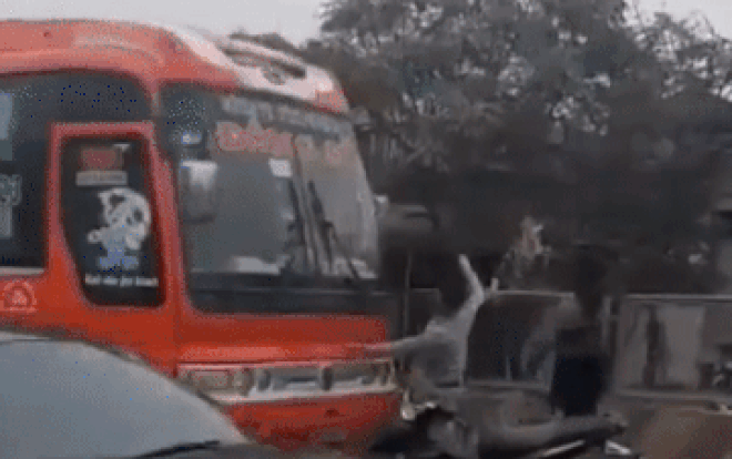 Vụ 2 thanh niên đi xe máy truy đuổi, cầm tuýp sắt đập phá xe khách trên quốc lộ: 'Mâu thuẫn vì nhờ tài xế chặn đầu xe khách khác nhưng không được' Ảnh 2