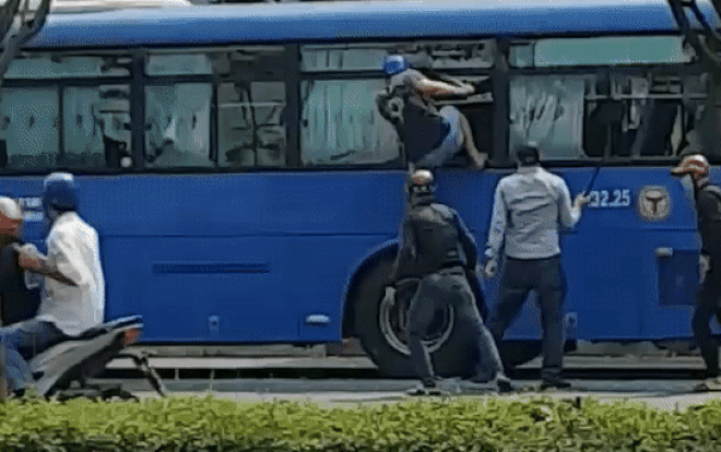 Phẫn nộ clip nhóm 'giang hồ' dùng hung khí đập phá xe buýt ở Sài Gòn, khiến nhiều người hoảng sợ tháo chạy Ảnh 2