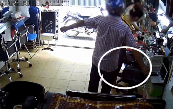 Clip: Ăn cắp điện thoại bất thành chỉ vì một câu hỏi của nữ chủ nhà Ảnh 2