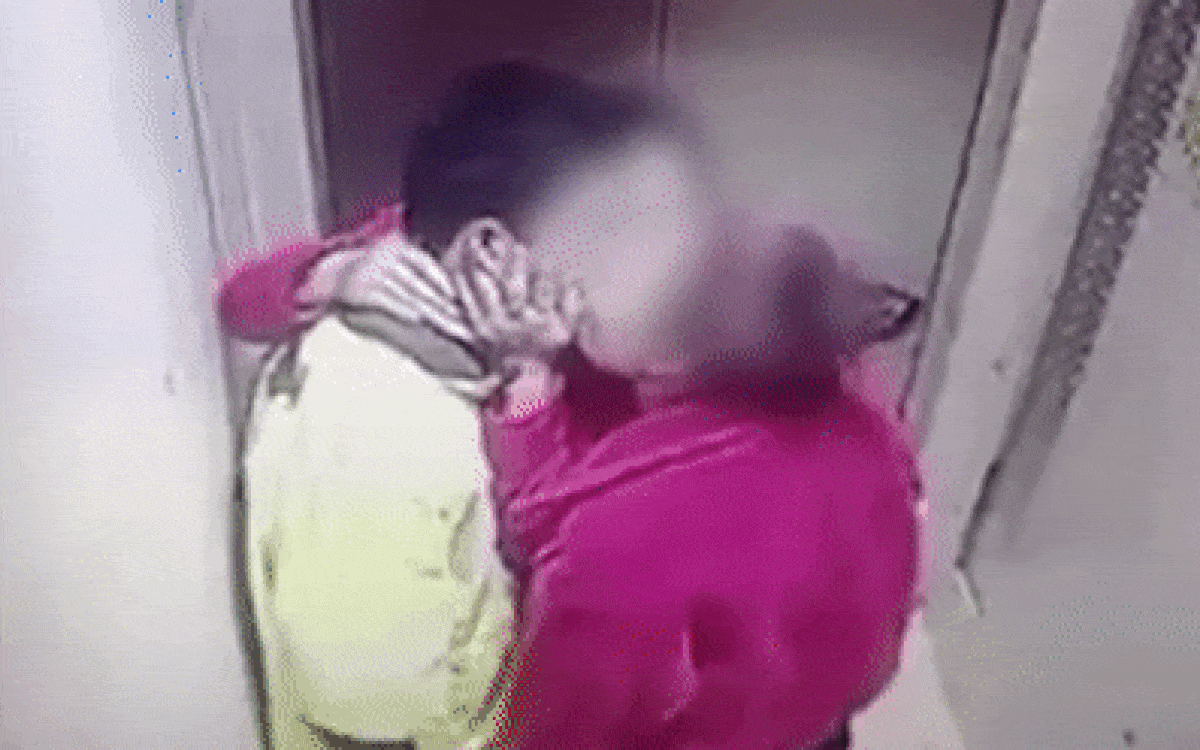 Bị hai phụ nữ đáng tuổi mẹ hôn trong thang máy, nam thanh niên có phản ứng gây ngạc nhiên Ảnh 2